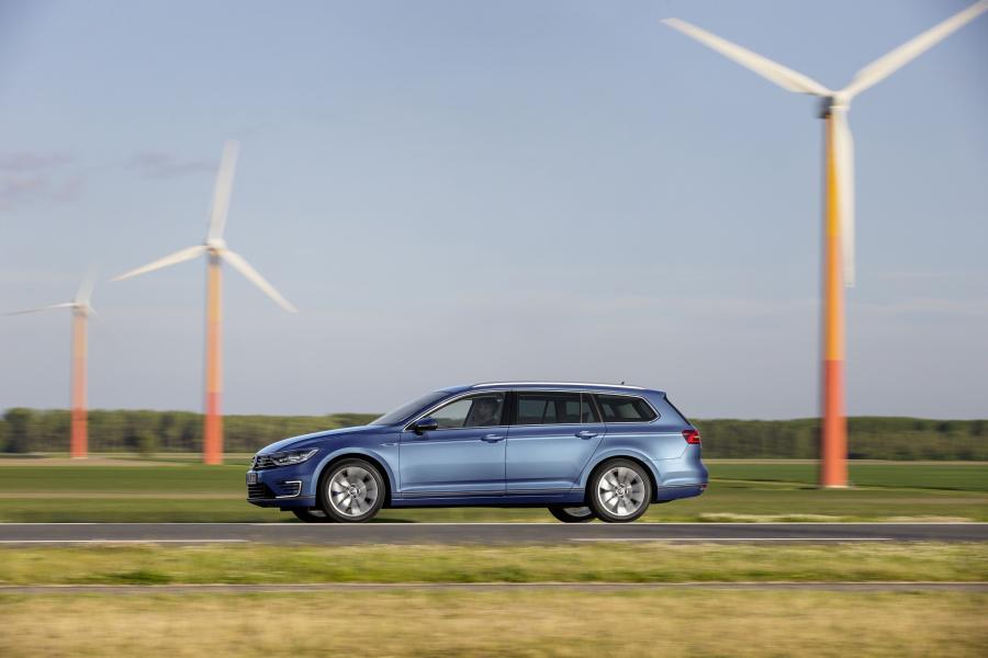  Volkswagen Passat Variant GTE 2015 года  (фото 13 из 30)
